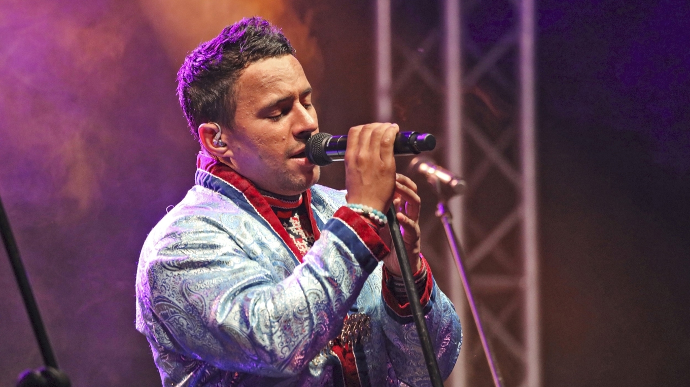 Jon Henrik Fjällgren och musiker bjöd på en livsbejakande och magisk konsert, där jojken berörde med mångfacetterat uttryck.
Foto: Maria Andersson