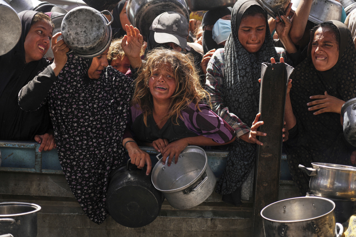 Gazabor köar för att få något att äta i Khan Yunis. Bilden togs i fredags. Observera att barnen på bilden inte har något med texten att göra. Foto: Abdel Kareem Hana/AP/TT