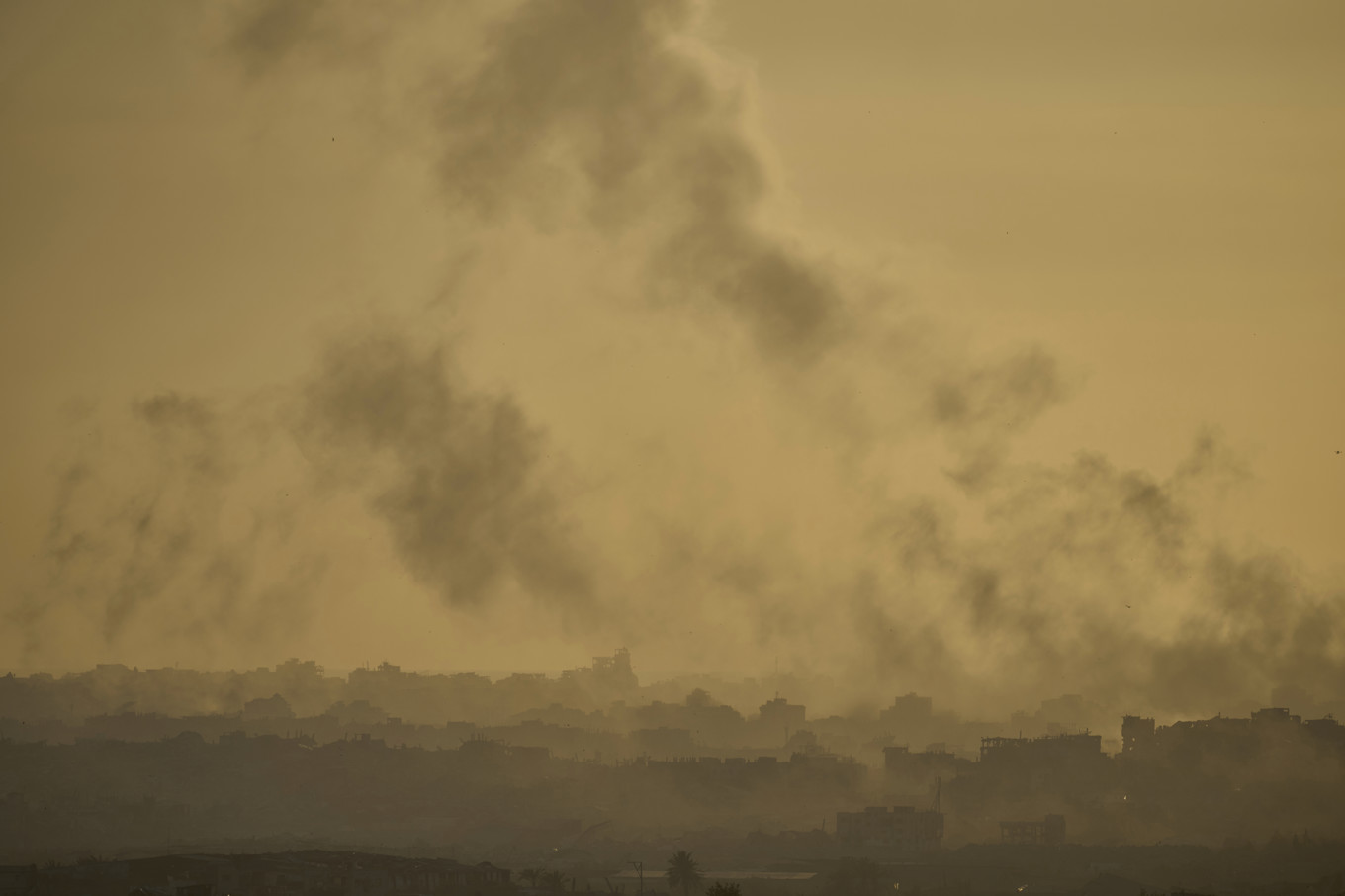 Södra Gaza i onsdags, efter en israelisk attack. Foto: Ohad Zwigenberg/AP/TT