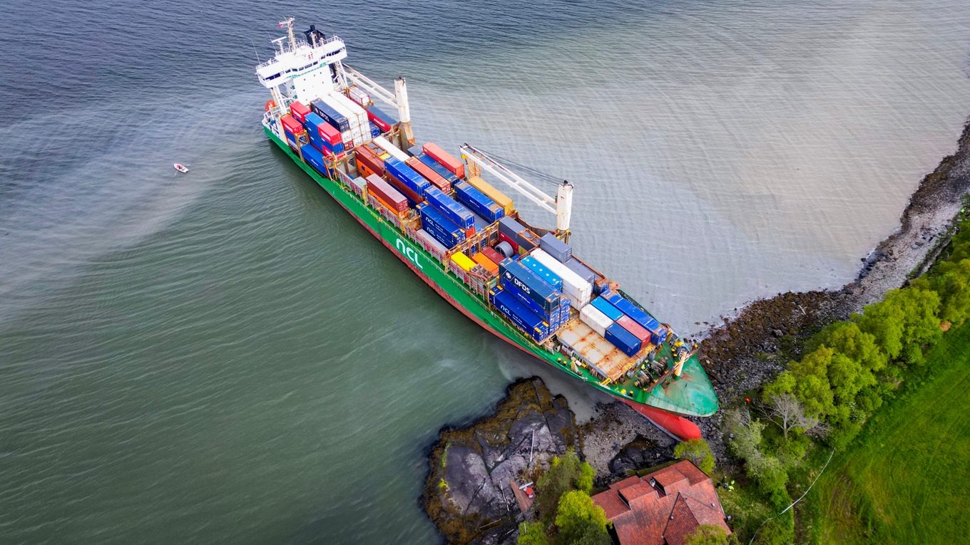 Ett 135 meter långt containerfartyg gick på grund i Tronheimsfjorden och hamnade på land. Foto: Jan Langhaug/NTB/TT