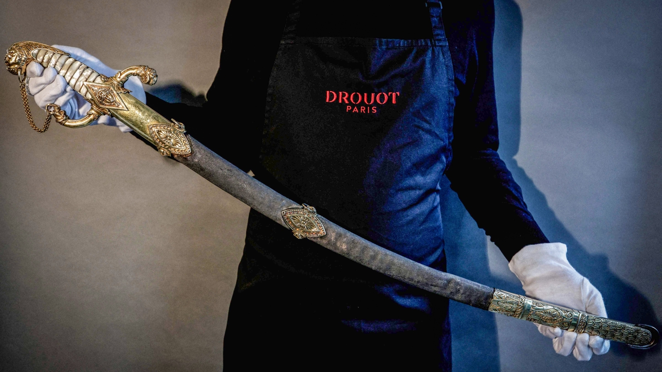 Svärdet som tillhörde den franske kejsaren Napoleon inför auktionen i Paris sent på torsdagen. Foto: Stephane de Sakutin/AFP/TT