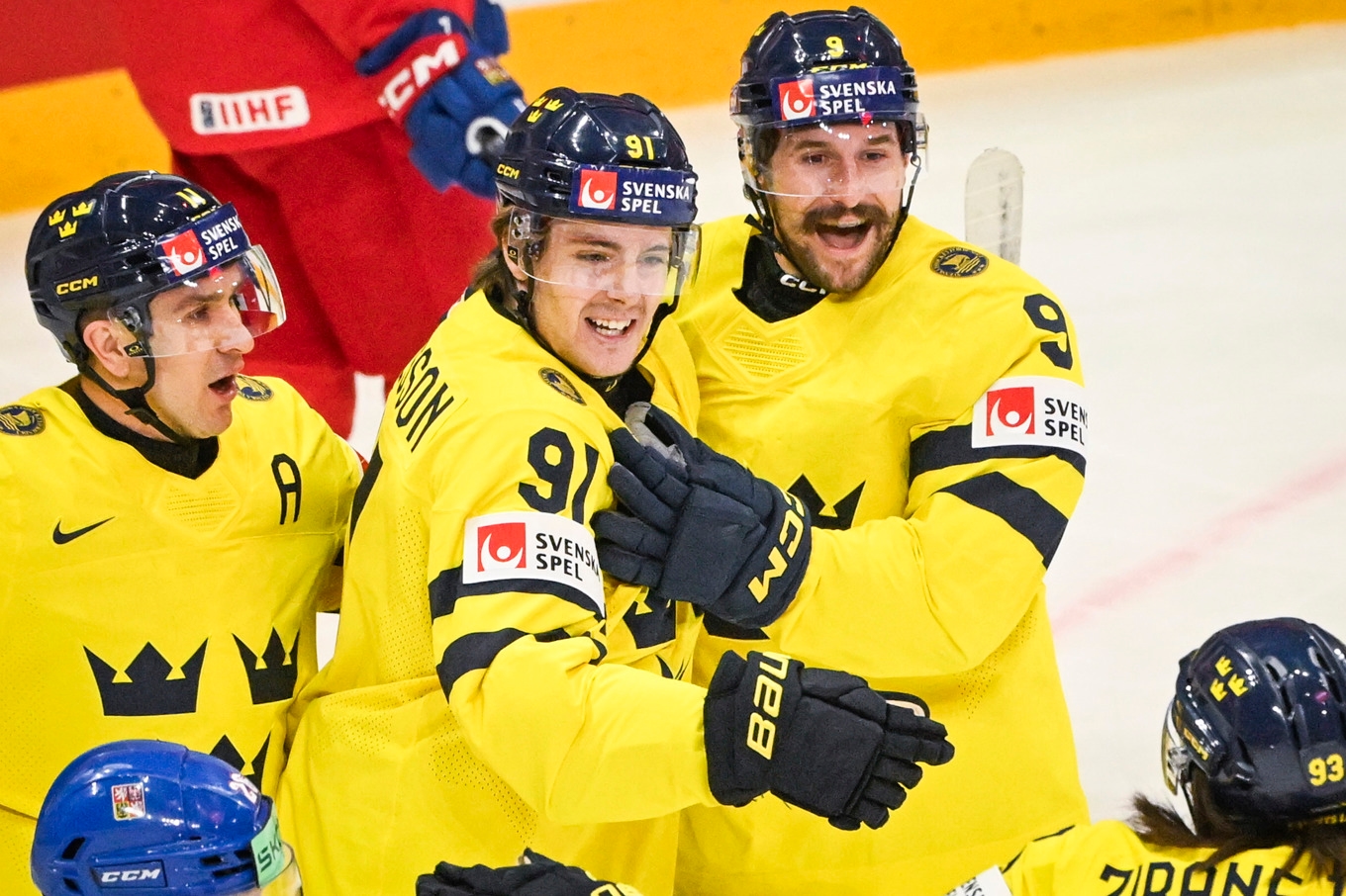 Leo Carlsson, i mitten, firar ett av sina mål med Fredrik Forsberg (9) och Mikael Backlund. Foto: Fredrik Sandberg/TT
