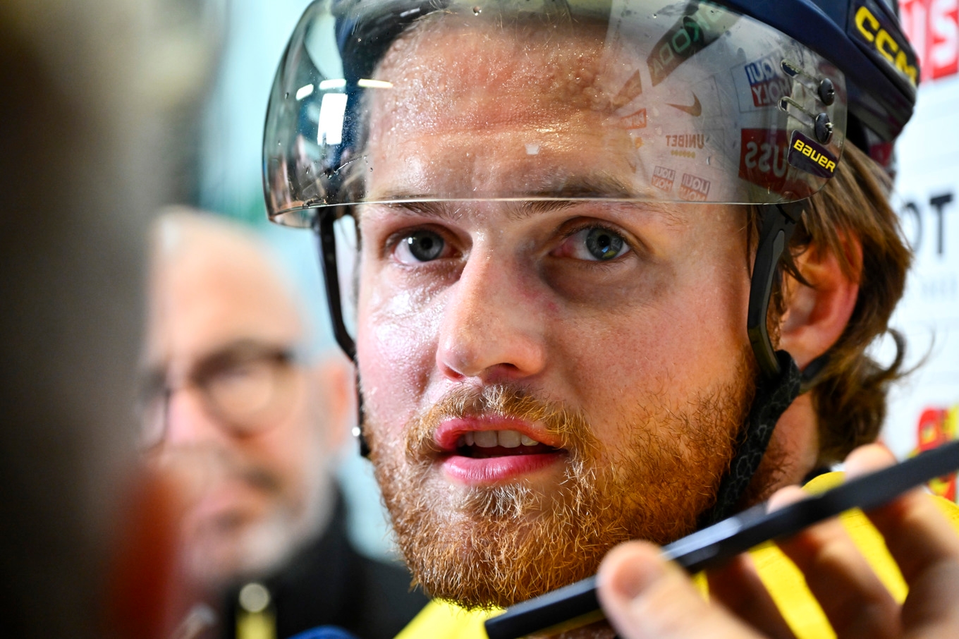 William Nylander svarar på frågor efter svenska träningen. Foto: Anders Wiklund/TT