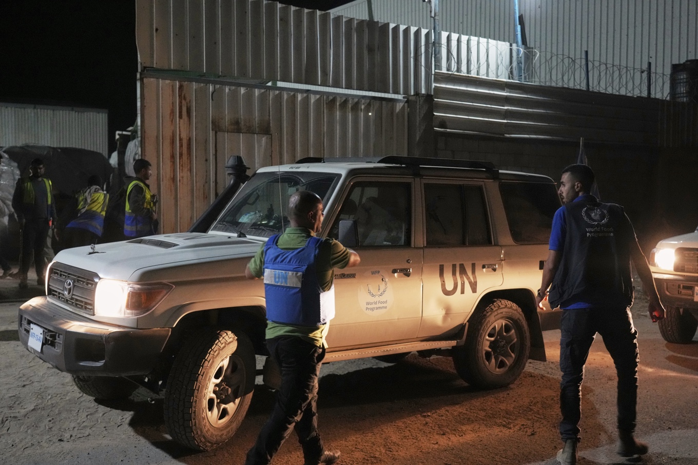 FN-fordon eskorterar lastbilar med nödhjälp i centrala Gazaremsan på onsdagen. Foto: Abdel Kareem Hana/AP/TT