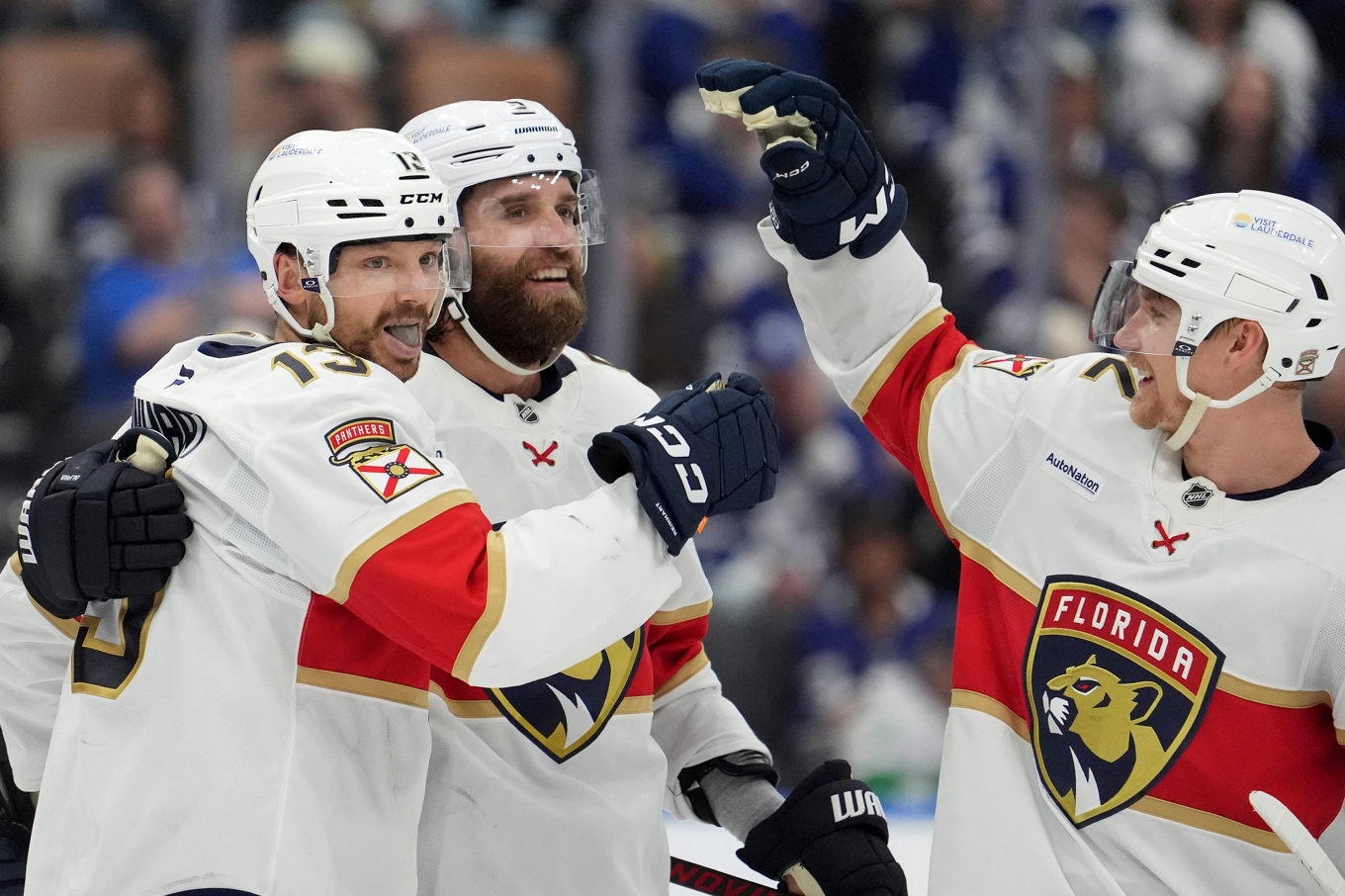 Floridacentern Sam Reinhart (till vänster) tidigare under slutspelet – här med Aaron Ekblad och den svenske stjärnbacken Gustav Forsling. Foto: Frank Gunn/AP/TT