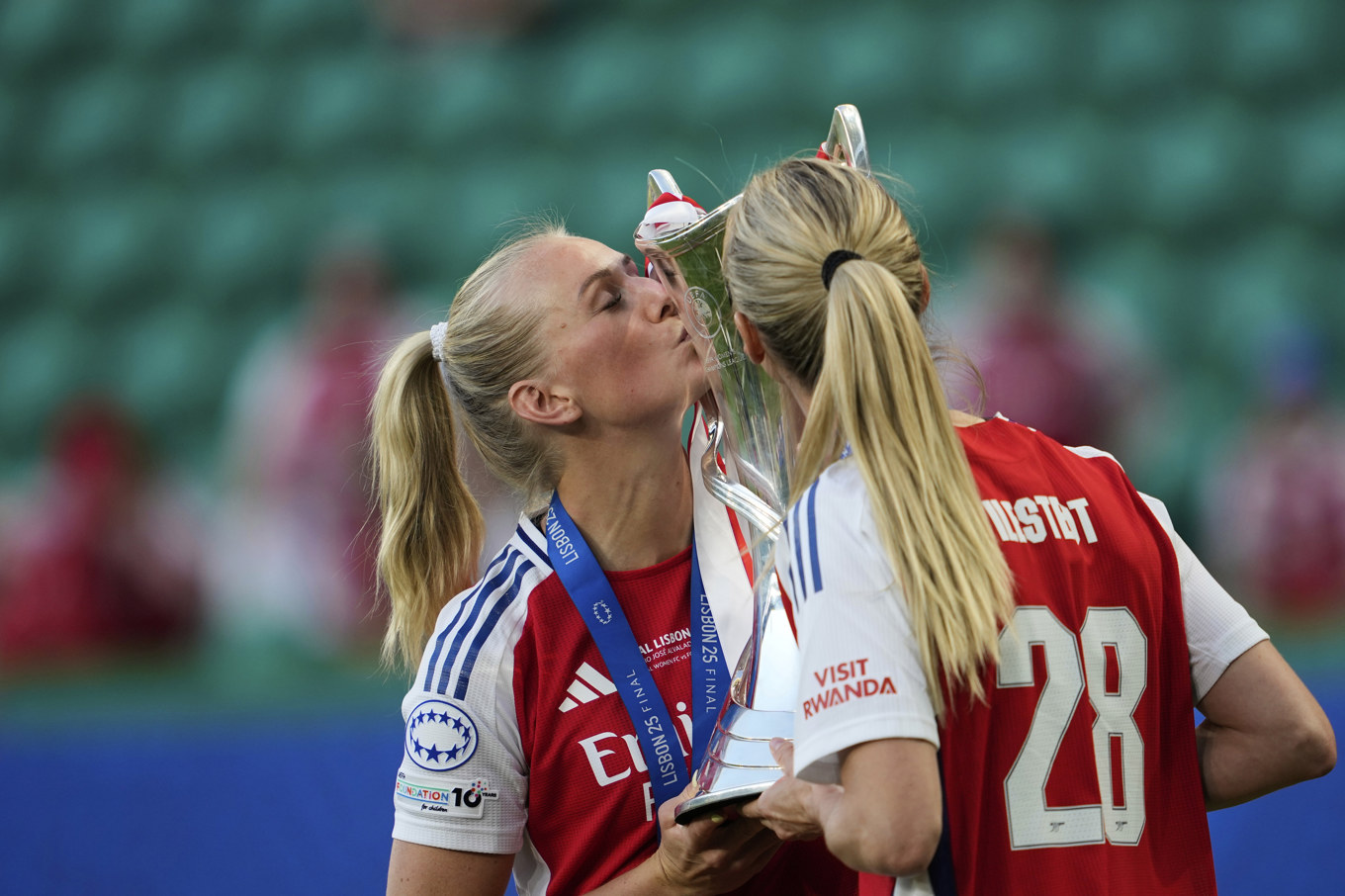 Två av Arsenals svenskor, matchhjälten Stina Blackstenius och mittbacken Amanda Ilestedt, firar Champions League-titeln. Foto: Armando Franca/AP/TT