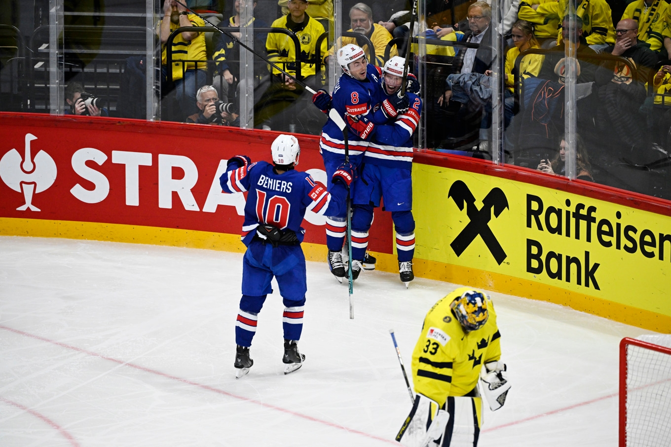 Jackson LaCombe satte sista spiken i kistan när han sköt 5–2 för USA i lördagens VM-semifinal i ishockey mot Sverige. Foto: Pontus Lundahl/TT