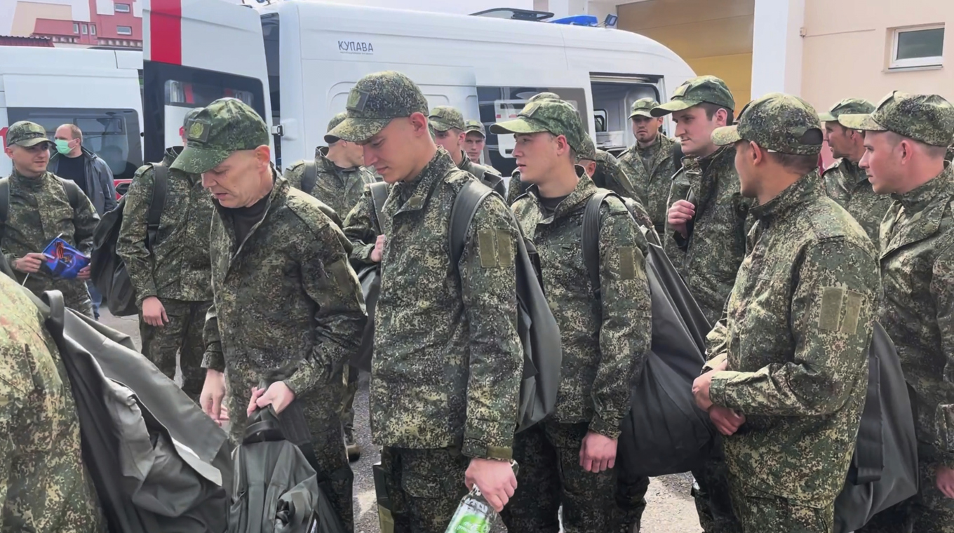 Fångutväxlingar sker regelbundet över krigsgränsen. Bilden på dessa släppta ryska soldater är tagen vid ett tidigare tillfälle, den 6 maj. Foto: Ryska försvarsdepartementet via AP/TT