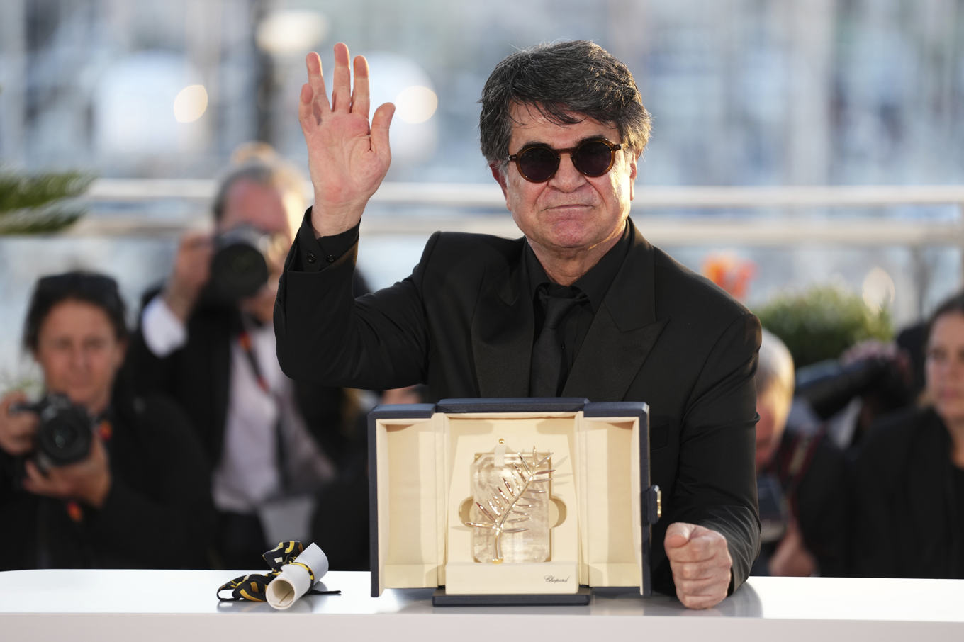 Regissören Jafar Panahi vinner årets Guldpalm i Cannes för sin film "It was just an accident". Foto: Scott A Garfitt/AP/TT