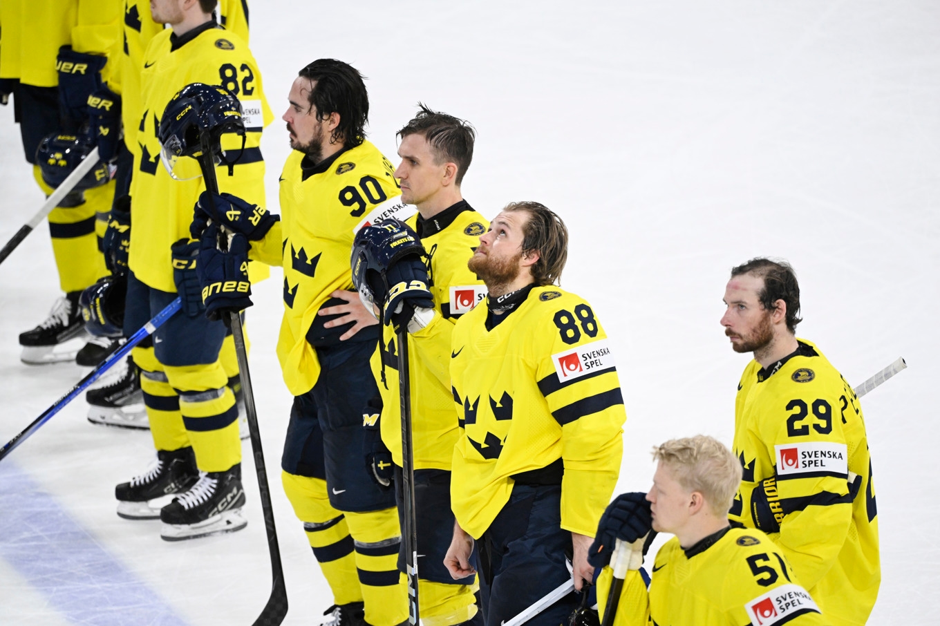 William Nylander (88) och övriga svenska spelare deppar efter semifinalförlusten mot USA. Foto: Pontus Lundahl/TT