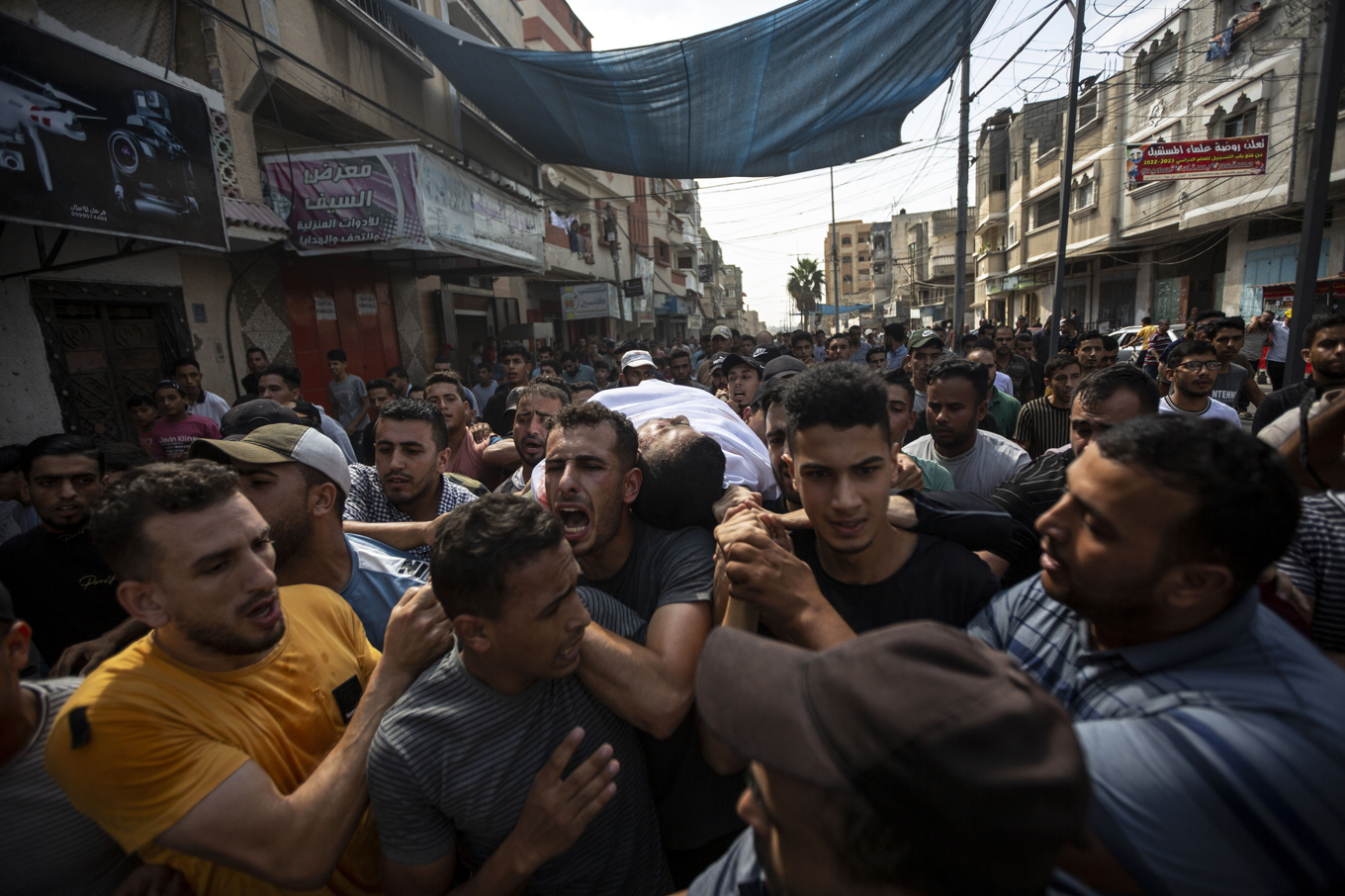Sörjande begraver en död i israeliska attacker mot Khan Yunis i södra Gaza. Foto: Yousef Masoud/AP/TT