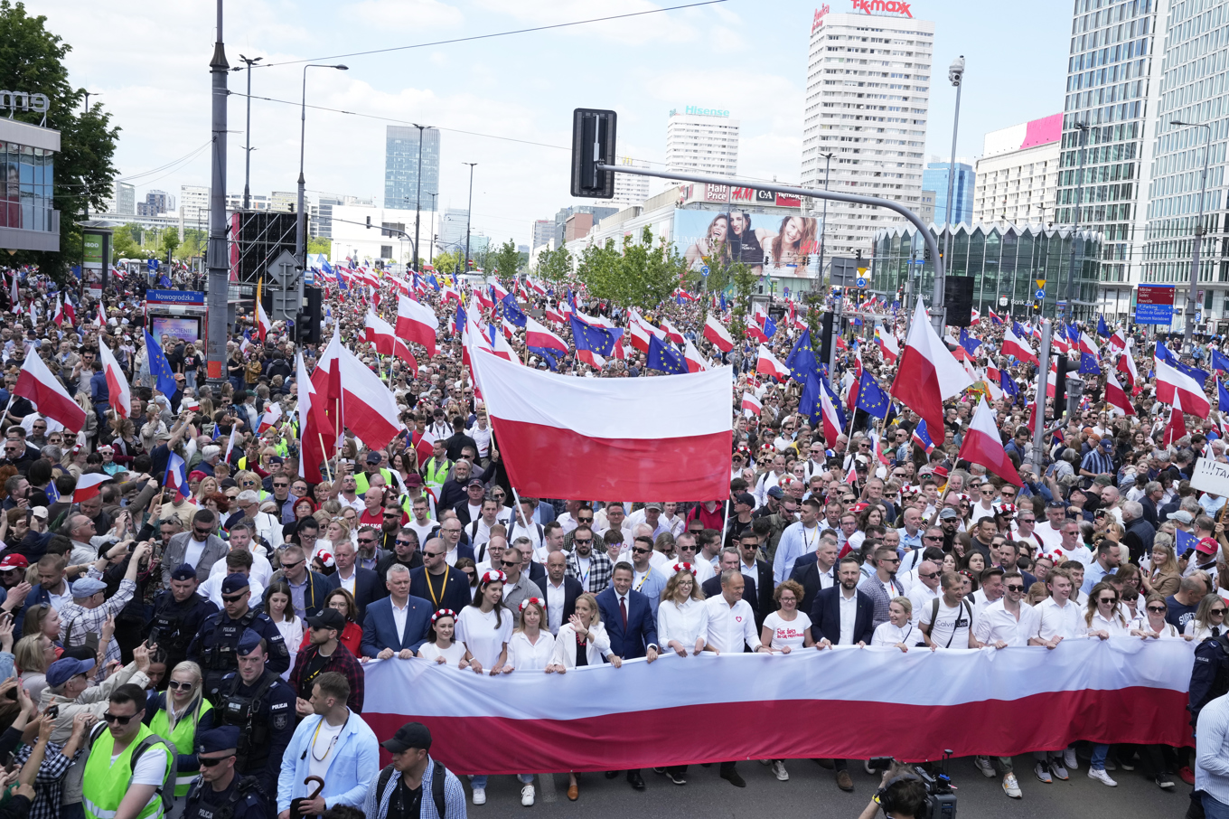Presidentkandidaten Rafal Trzaskowski leder en marsch i Warszawa inför nästa helgs avgörande presidentval. Foto: Czarek Sokolowski/AP/TT