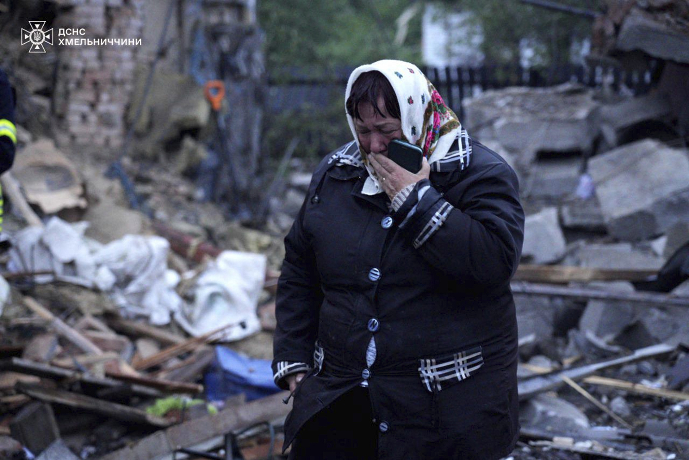 En kvinna gråter sedan hennes bostad förstörts av de ryska bomberna i Chmelnytskyj-området. Bild distribuerad av ukrainska räddningstjänsten. Foto: Ukrainska räddningstjänsten via AP/TT