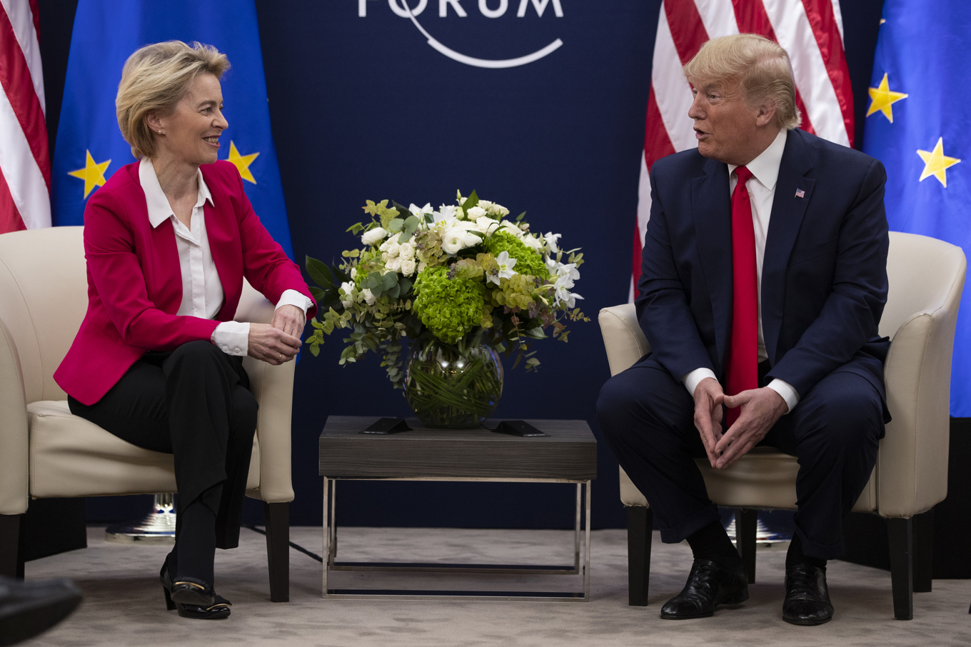 EU-kommissionens ordförande Ursula von der Leyen och USA:s president Donald Trump när de träffades i Davos 2020. Foto: Evan Vucci/AP/TT