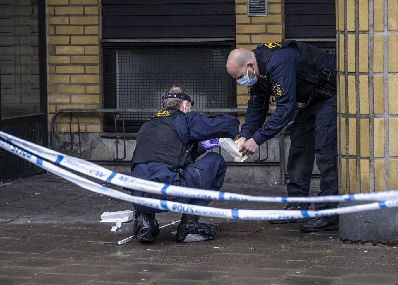 Polis och kriminaltekniker på plats vid ett vandrarhem på Smedjegatan i centrala Helsingborg efter att flera personer misshandlats på söndagen. Arkivbild. Foto: Johan Nilsson/TT