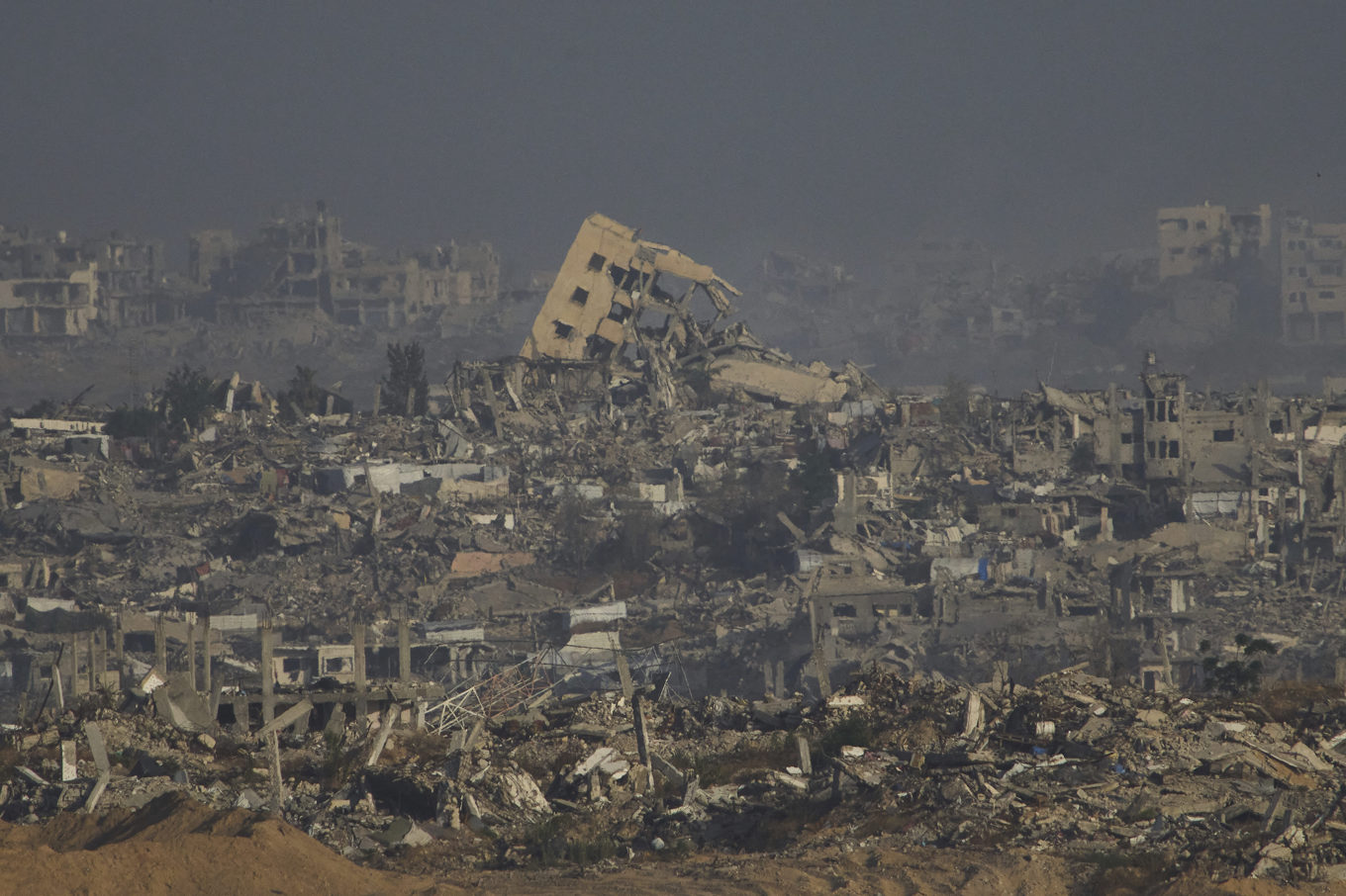 Förstörda hus i Gaza, fotograferade på måndagen från den israeliska sidan. Foto: Ariel Schalit/AP/TT