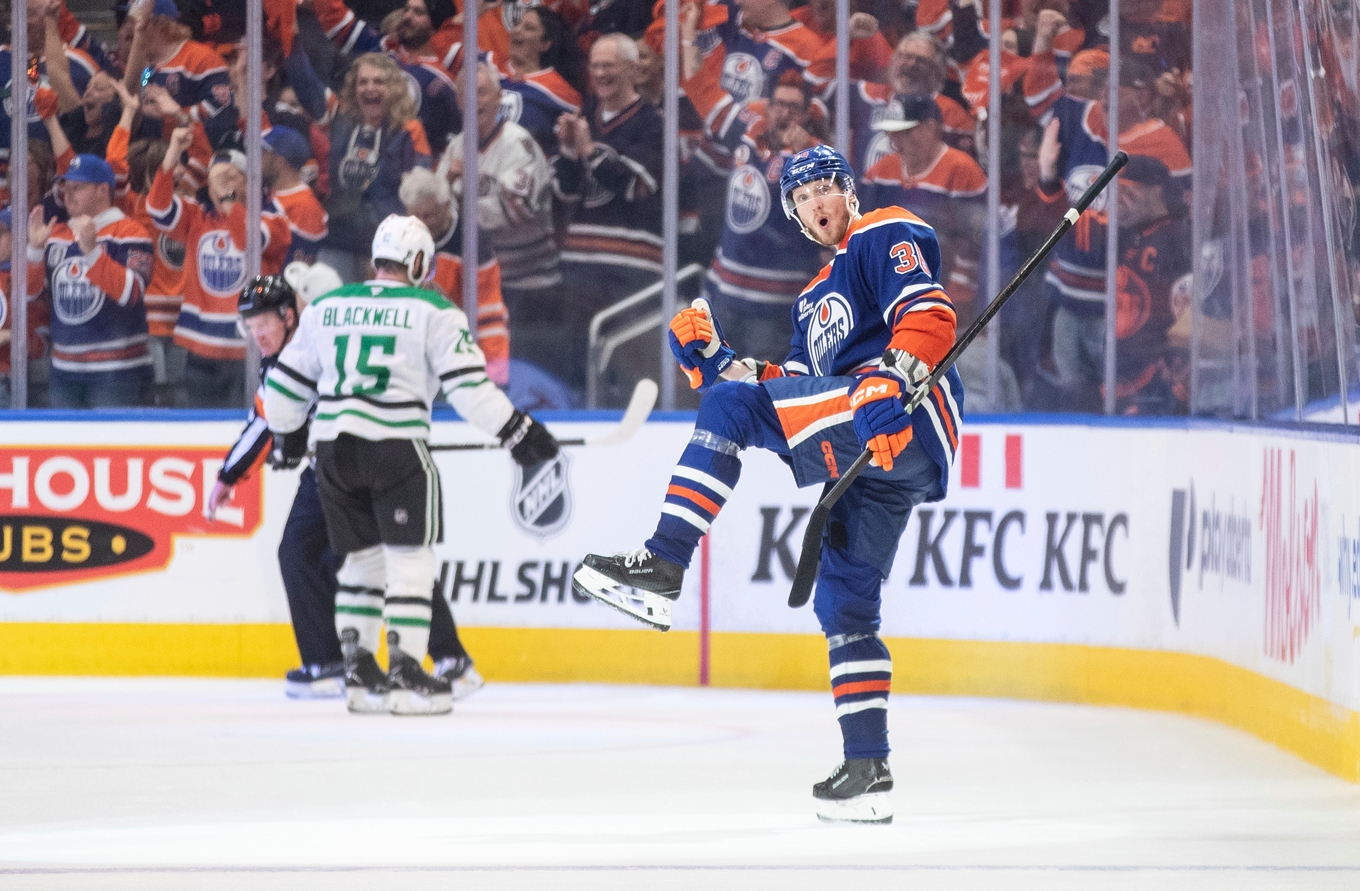 Edmontons John Klingberg (36) firar sitt mål i tredje perioden. Foto: JASON FRANSON/AP/TT