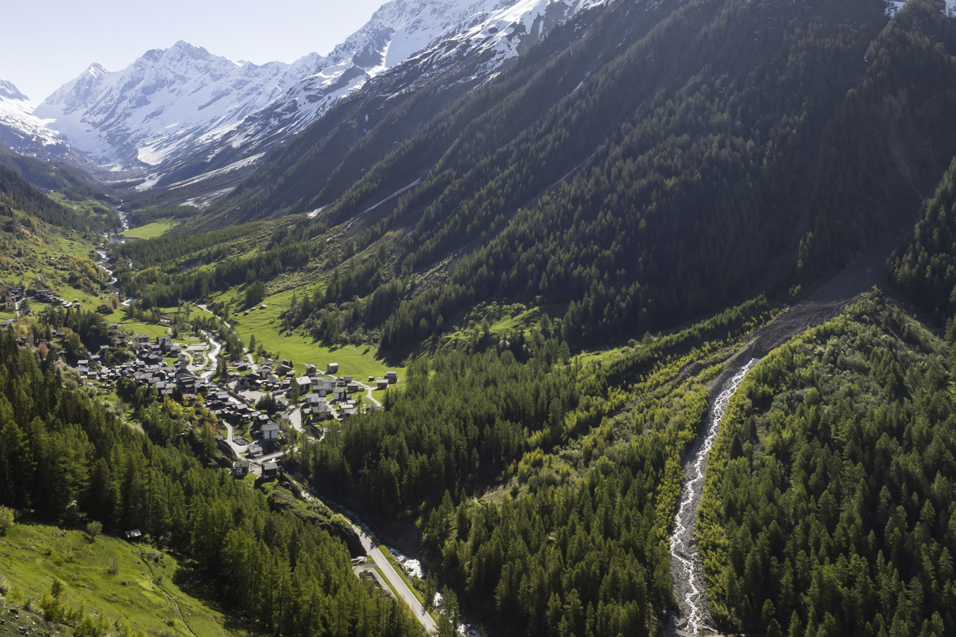 Byn Blatten i Lötschental, fotograferad tidigare i maj. Foto: Cyril Zingaro/AP/TT