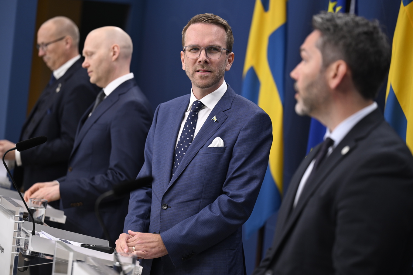 Infrastruktur- och bostadsminister Andreas Carlson (KD) presenterar ett uppdrag till Boverket att utreda ett typgodkännande av småhus. Foto: Pontus Lundahl/TT