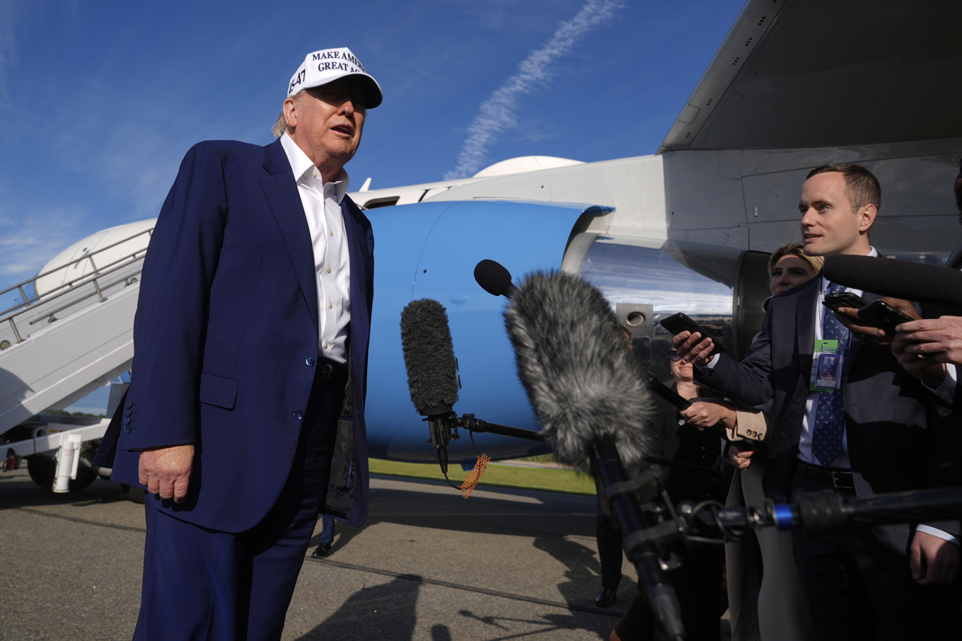 Donald Trump talar med reportrar i samband med att han skulle kliva ombord på Air force one. Foto: Manuel Balce Ceneta/AP/TT