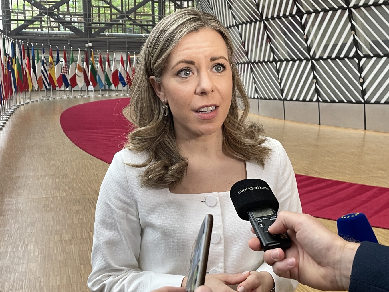 EU-minister Jessica Rosencrantz på väg in till tisdagens ministermöte i Bryssel. Foto: WIktor Nummelin/TT