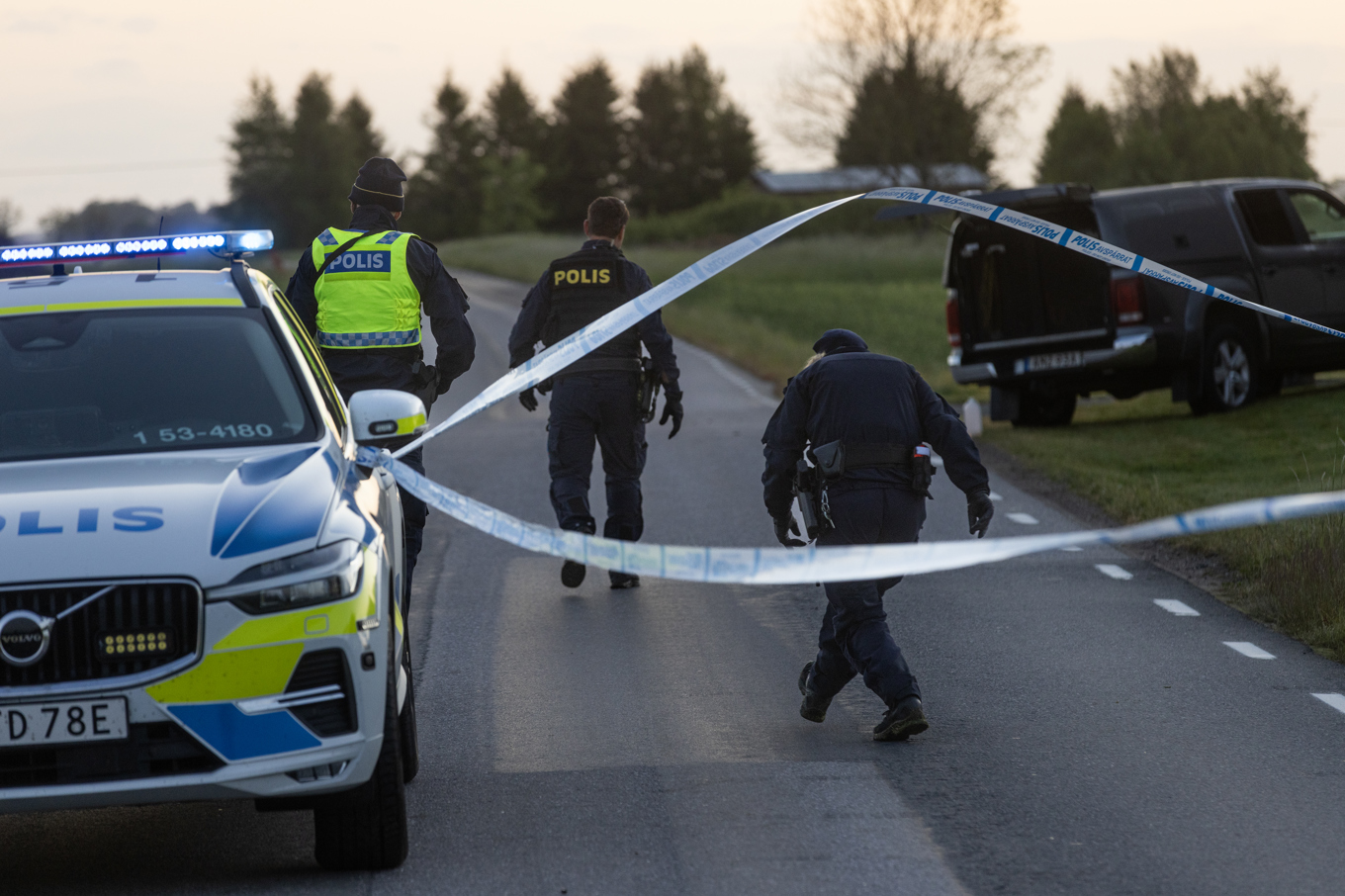 Polisen har spärrat av den misstänkta brottsplatsen utanför Grästorp. Foto: Joachim Nywall/TT