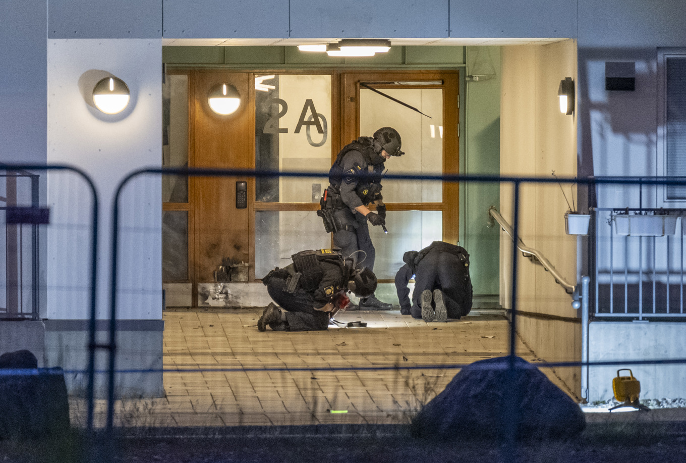 Polisens bombtekniker arbetade på platsen under natten. Foto: Johan Nilsson/TT