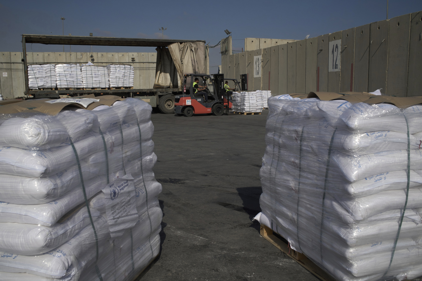Strandad nödhjälp vid gränsen till Gaza. Foto: Leo Correa/AP/TT