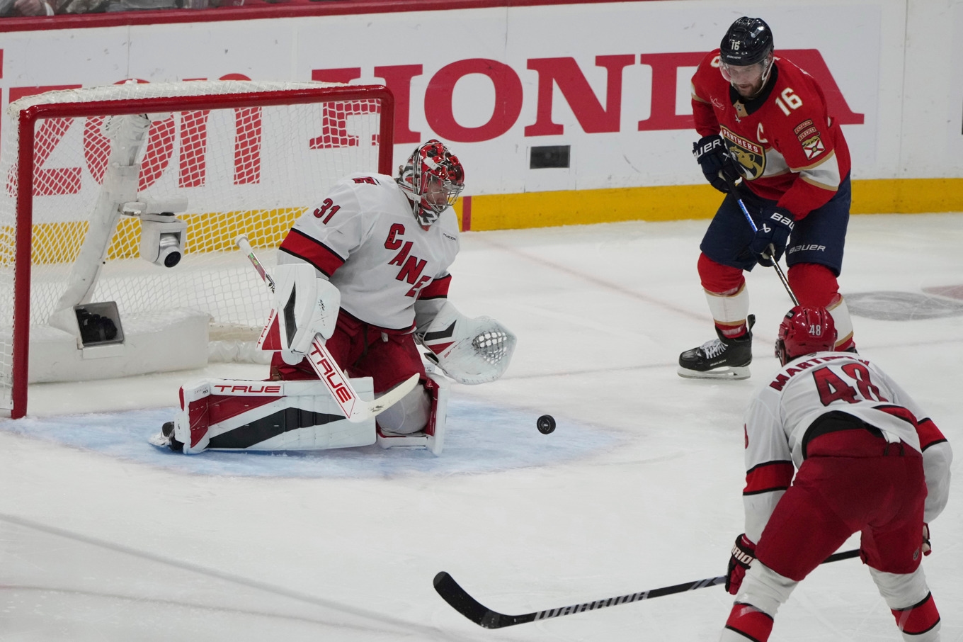 Carolinas Frederik Andersen med en av sina 20 räddningar i fjärde semifinalen mot Florida. Foto: Lynne Sladky/AP/TT