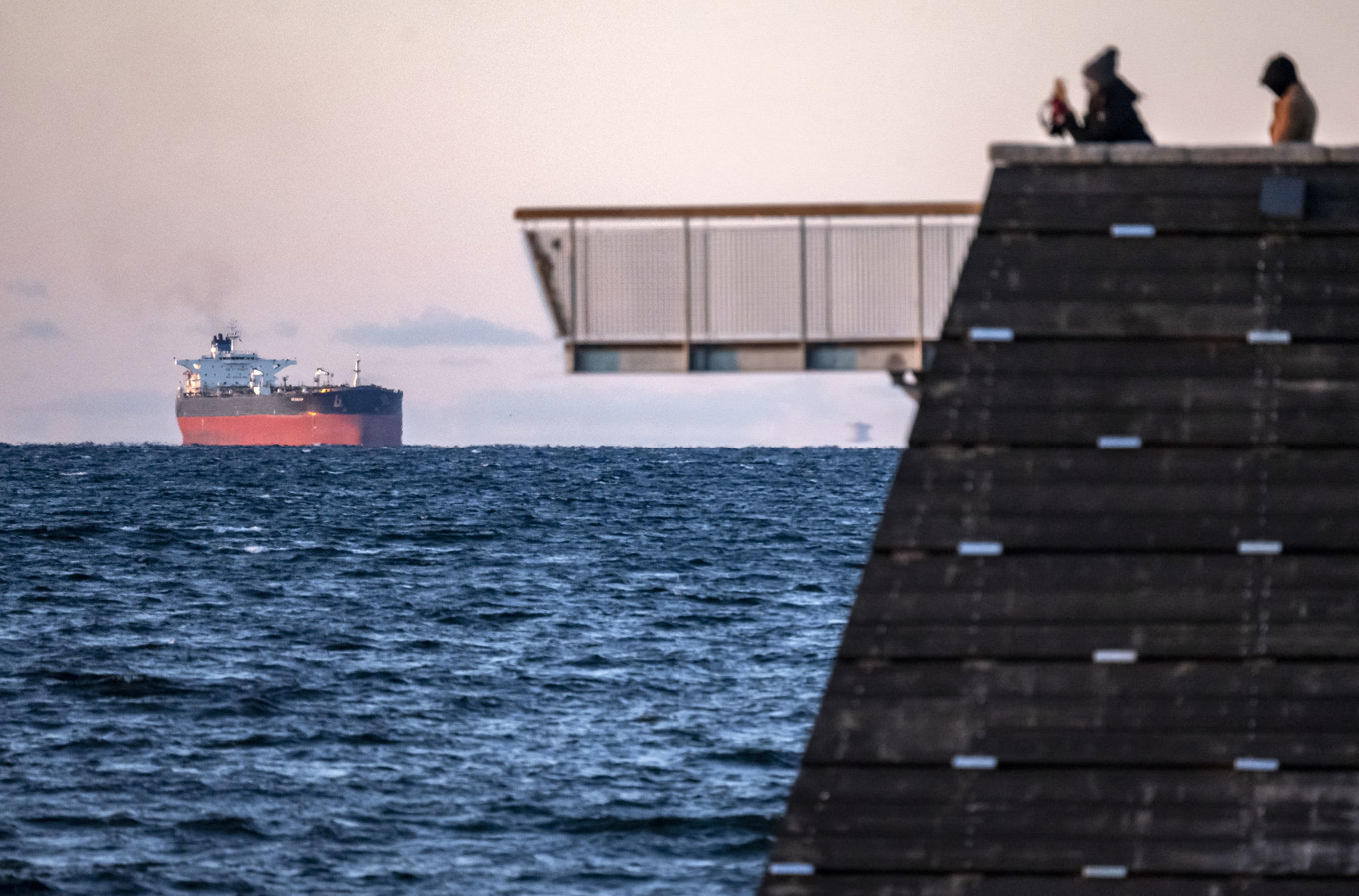 Tankfartyget Ozanno, som seglar under komorisk flagg, har fraktat massvis av rysk råolja världen över. Här passerar det Öresund på väg till Ust-Luga utanför S:t Petersburg tidigare i år. Foto: Johan Nilsson / TT