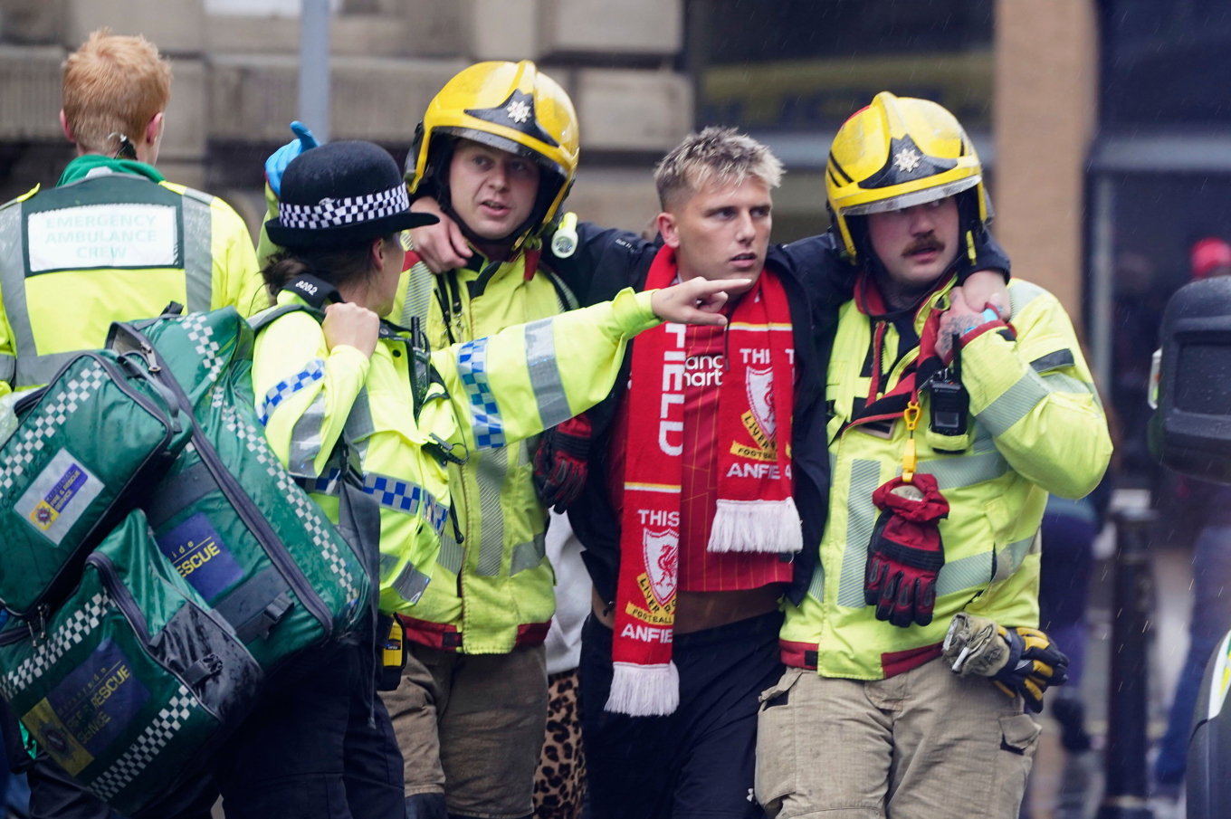 Polis och räddningspersonal hjälper skadade i centrala Liverpool. Foto: Owen Humphreys/AP/TT
