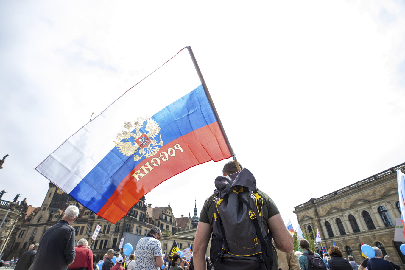 En man med en rysk flagga vid en prorysk demonstration i Dresden i april 2022. Arkivbild. Foto: Daniel Schaefer/DPA via AP/TT