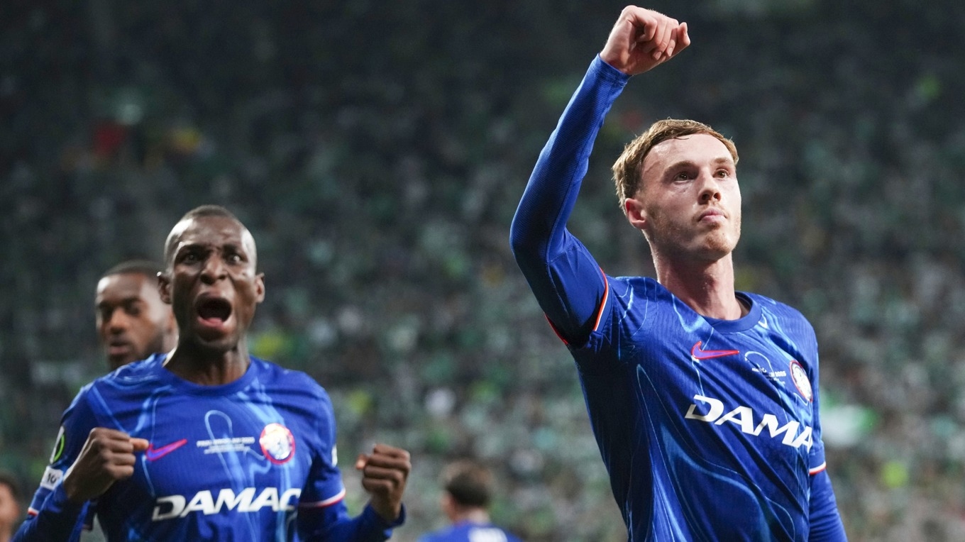 Chelseas Nicolas Jackson och Cole Palmer firar ett av målen i Conference League-finalen. Foto: Petr David Josek/AP/TT