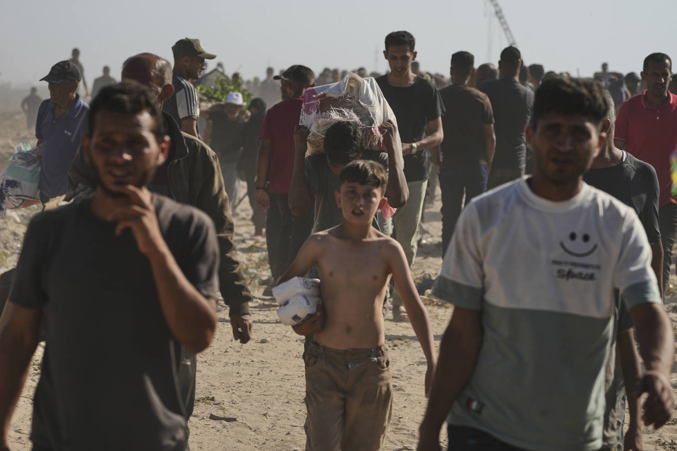 Palestinier i Rafah i södra Gazaremsan på tisdagen. Foto: Abdel Kareem Hana/AP/TT