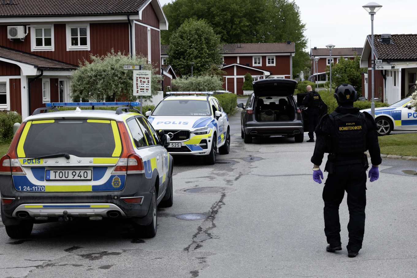 Polisen inrymde boende i bostadsområdet Södra Gryta i Västerås under natten efter en explosion. Foto: Peter Arwidi/TT