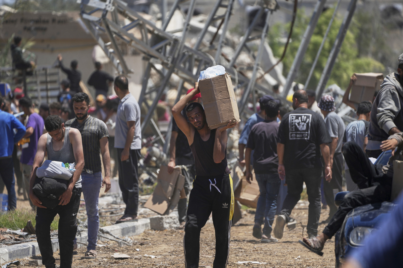 Palestinier som fick mat och humanitär hjälp i Khan Yunis i södra Gaza på torsdagen. Foto: Abdel Kareem Hana/AP/TT