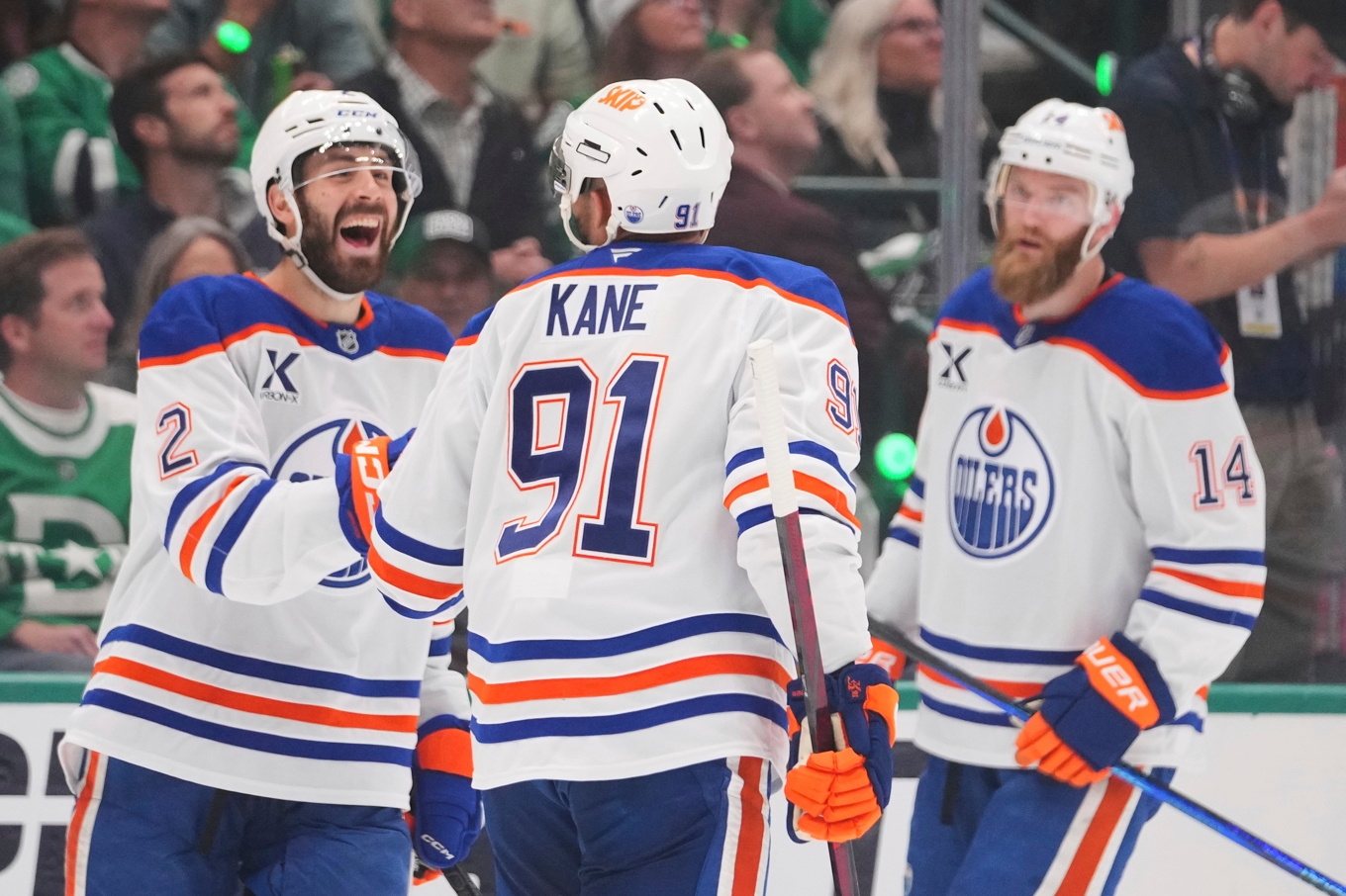 Edmontons Evander Kane (91) firar med backarna Evan Bouchard (2) och Mattias Ekholm (14). Foto: Julio Cortez/AP/TT