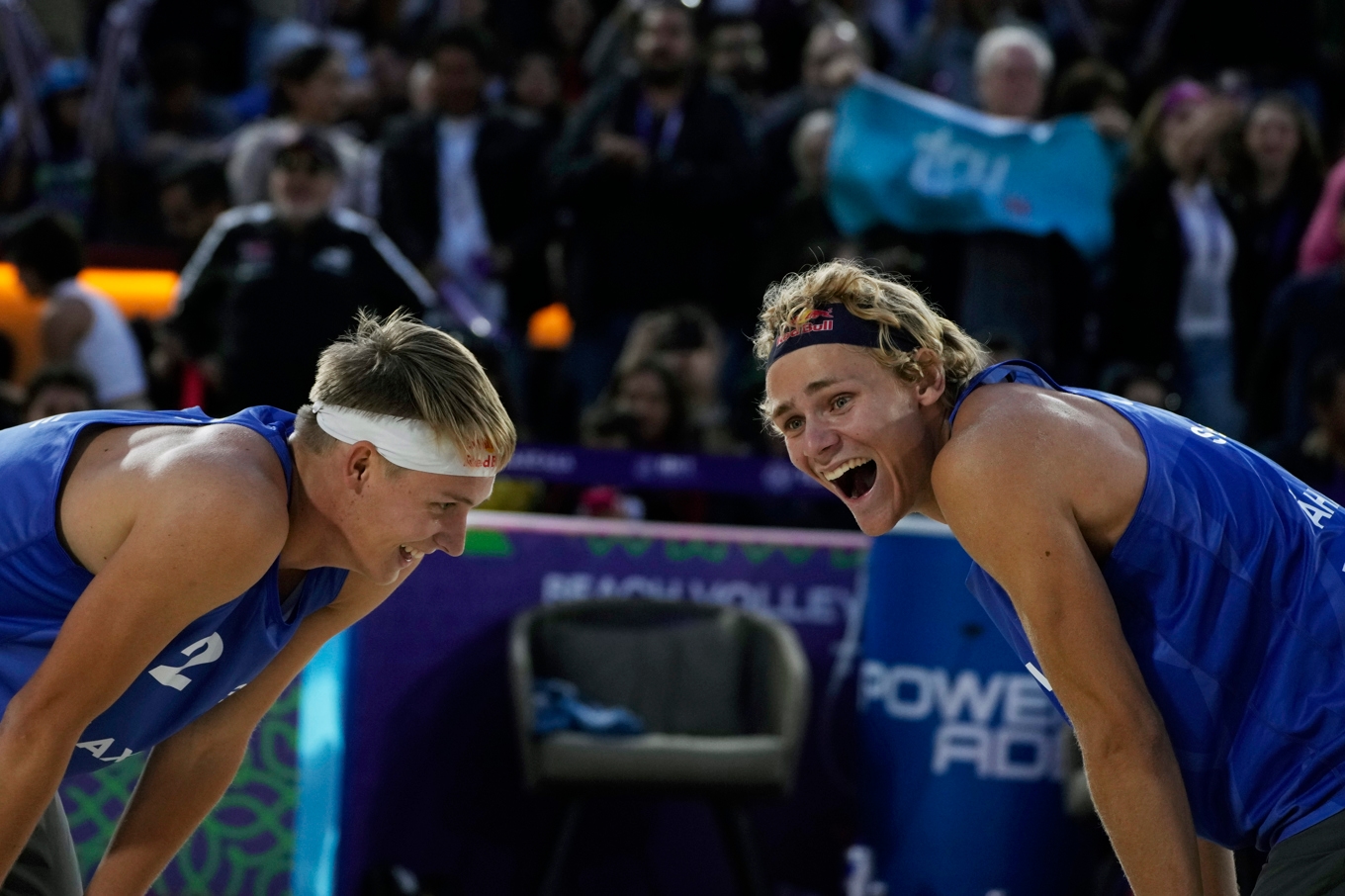 Jonatan Hellvig (vänster) och David Åhman är klara för semifinal efter en rejäl utklassning. Arkivbild. Foto: Fernando Llano/AP/TT
