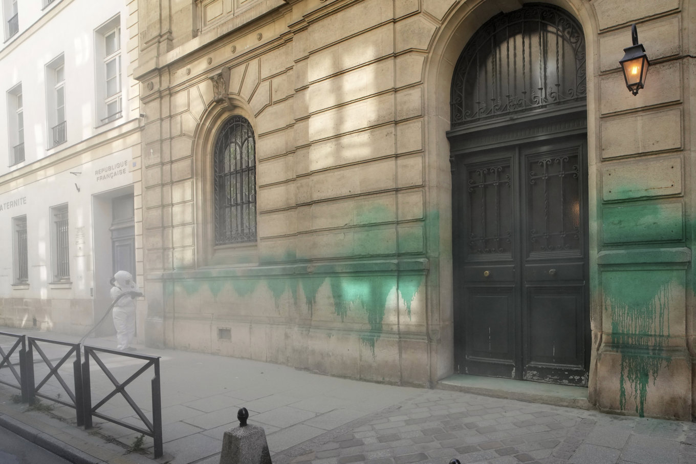 Arbetet med att få bort den gröna färgen från synagogan har börjat. Foto: Aurelien Morissard/AP/TT