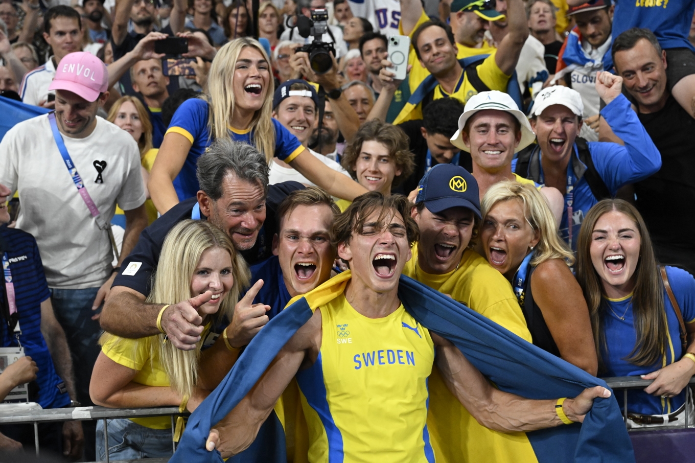 Johanna Duplantis, uppe till vänster, firar storebror Armand Duplantis världsrekord med familjen under OS i Paris 2024. Arkivbild Foto: Jessica Gow/TT