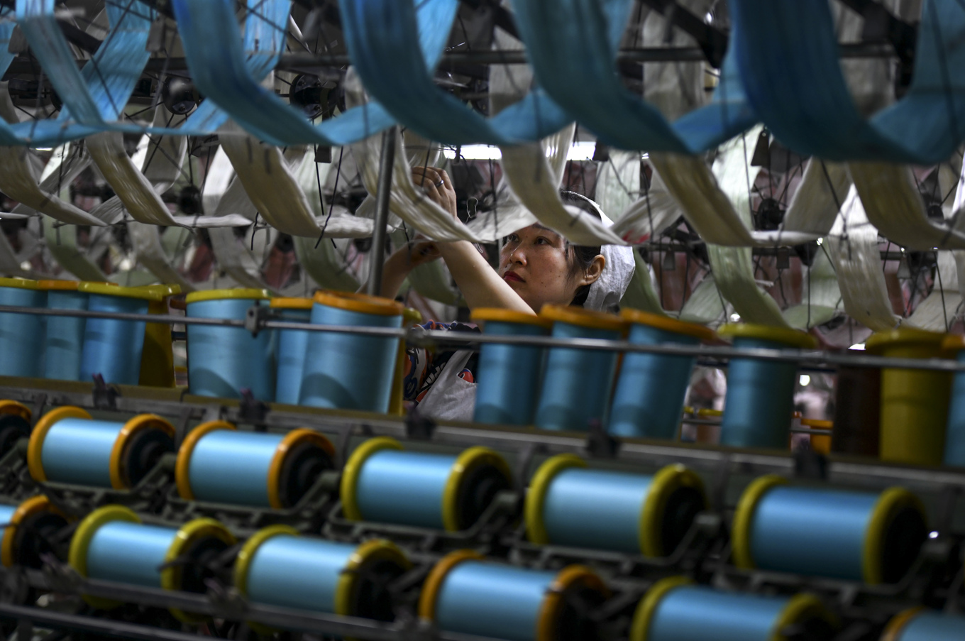 En arbetare vid en fabrik i den kinesiska provinsen Anhui. Arkivbild. Foto: Chinatopix/AP/TT