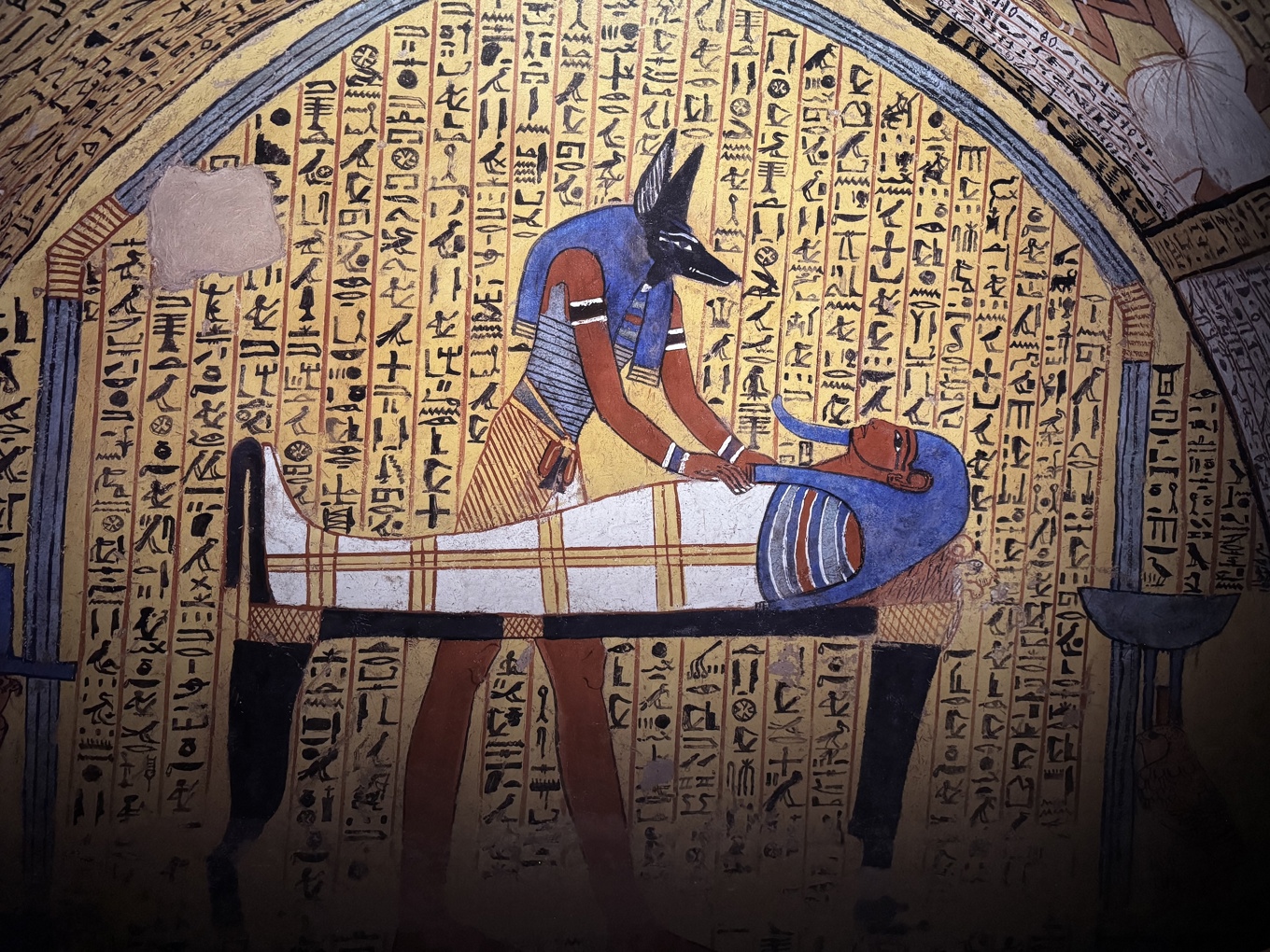 Anubis är den gud som förknippas med döden, balsamering och mumifiering. Inom populärkulturen beskrivs han ofta som ond, men egentligen var han välvillig och ömsint. Foto: Anton Anderberg