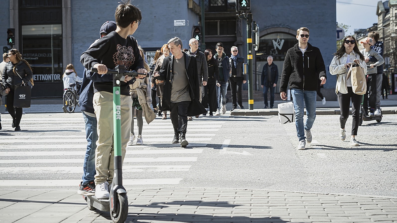 Hur uppfostrar vi våra barn i dag? Gör vi det ens? Får man åka två på en elsparkcykel? Foto: Sofia Drevemo
