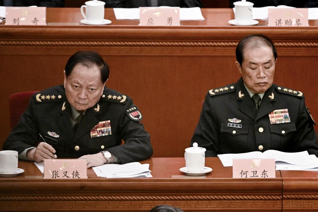 Generalerna Zhang Youxia och He Weidong, förste respektive andre vice ordförande i Kinas centrala militärkommission, deltar i öppningsceremonin för det kinesiska folkets politiska rådgivande konferens i Folkets stora hall i Peking den 4 mars 2025. Foto: Pedro Pardo/AFP via Getty Images