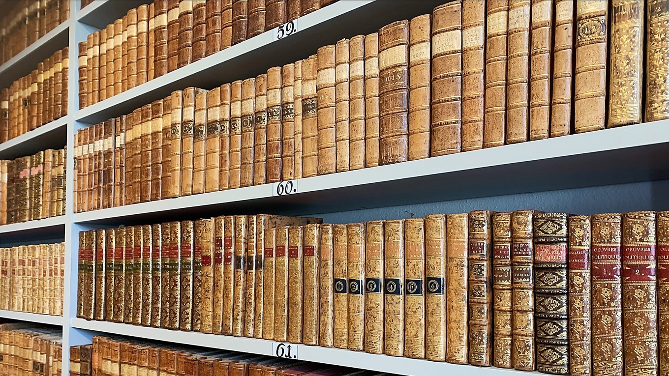 Clas de Frietzcky (1727–1803) byggde upp ett stort bibliotek när han bodde på herrgården Säbylund. Nu får boksamlingen nytt liv på Roggebiblioteket i Strängnäs. Foto: Elin Andersson