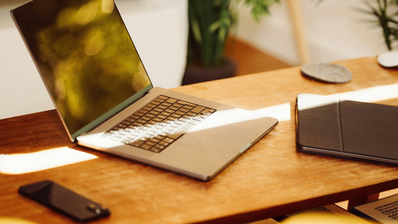 Konsumtionen av mobiltelefoner och datorer ökar i takt med ökad digitalisering. Foto: Jakub Żerdzicki