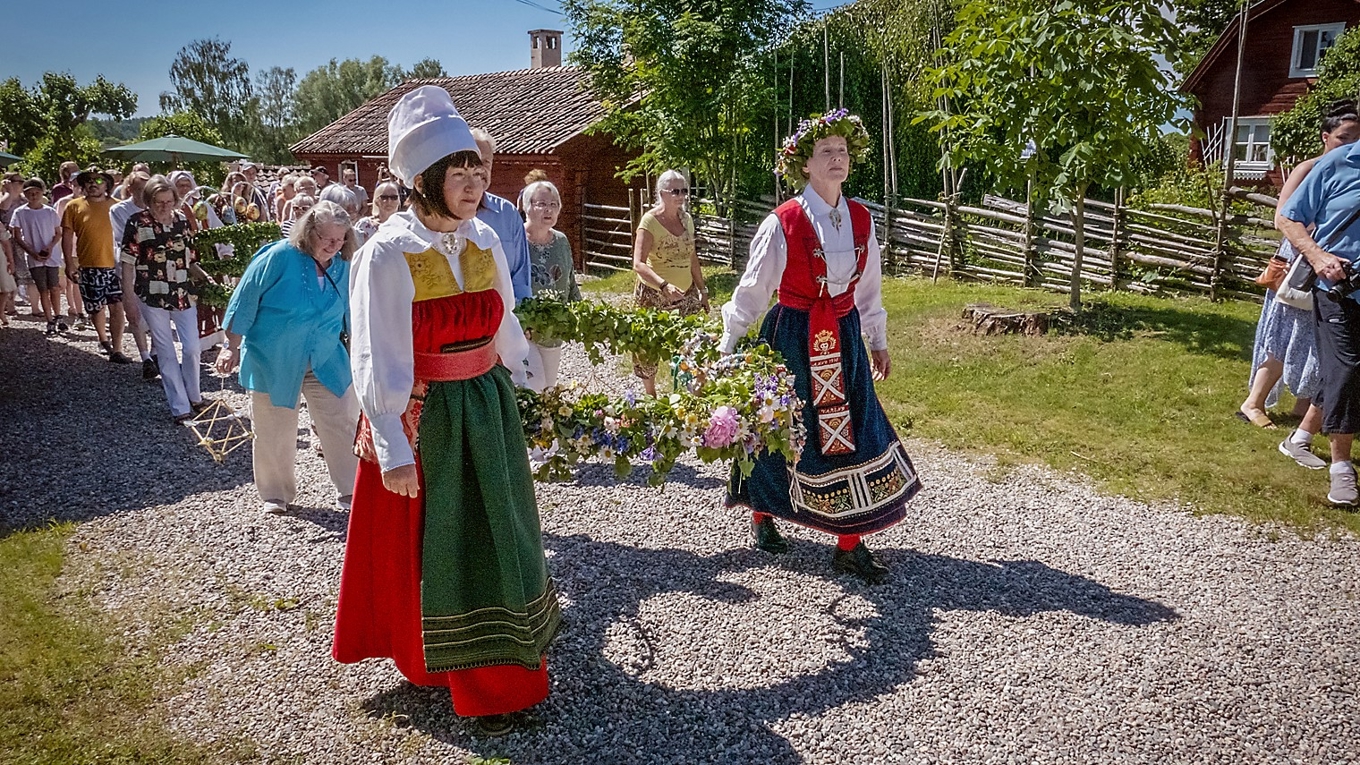 Ideella krafter är avgörande för att midsommarfiranden och många andra kulturevenemang ska kunna genomföras på landsbygden och i städer. Foto: Bilbo Lantto