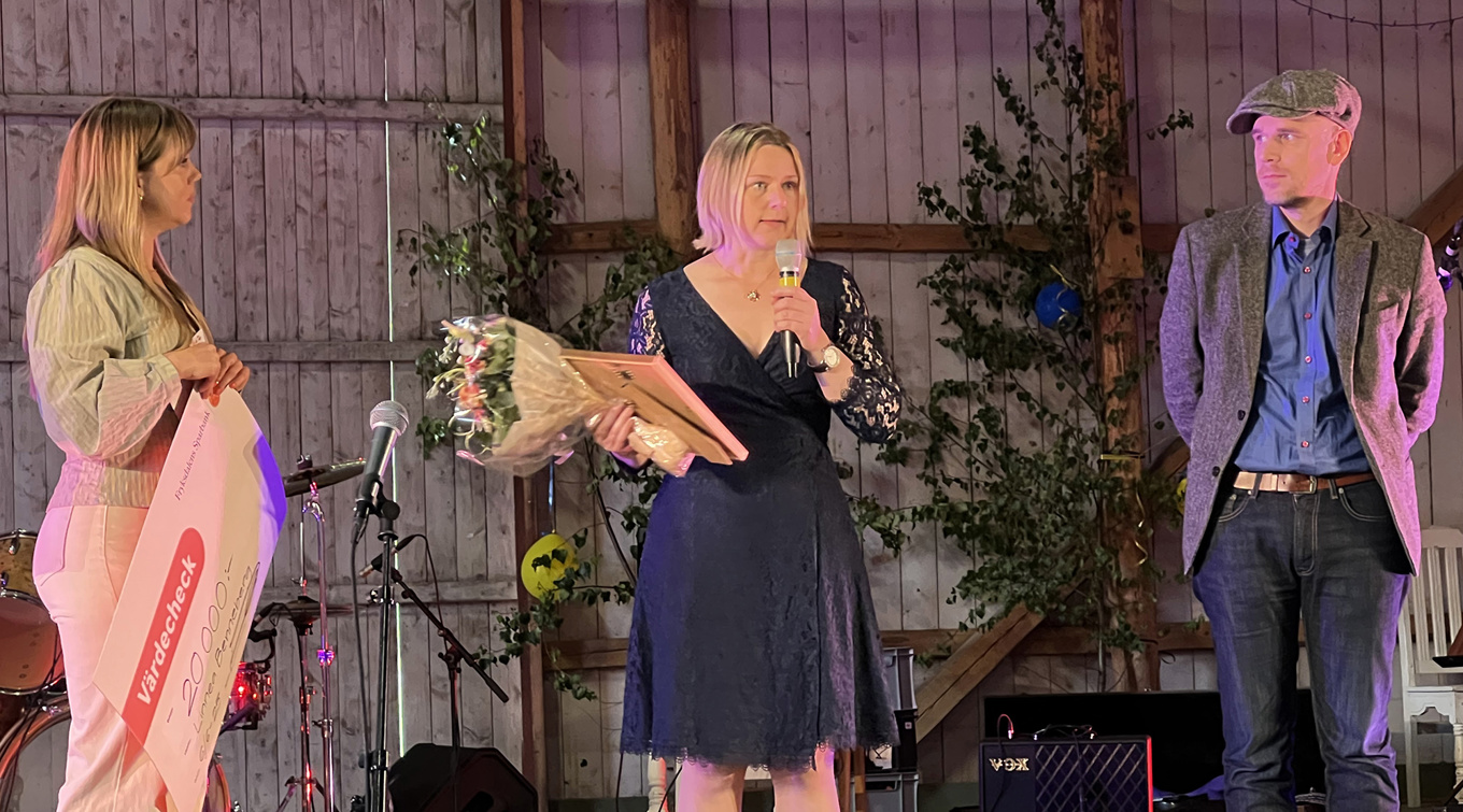 Linnéa Benneberg (mitten) tar emot Kulturpriset till Göran Tunströms minne den 6 juni. Foto: Sunne kommun