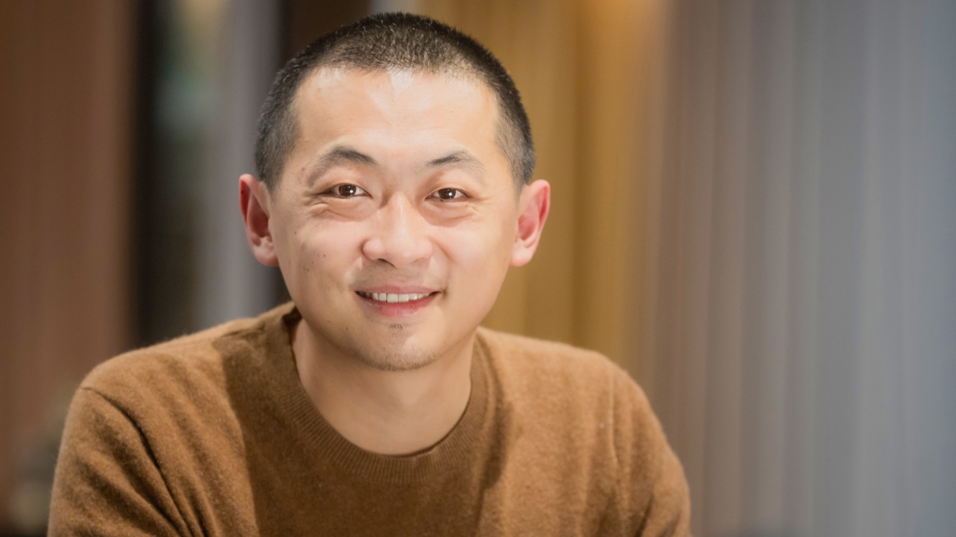 I dramat ”Parasiten” framför David Huang musiken tillsammans med Jacob Kellermann, Ylva Larsdotter, Daniel Thorell, Magnus Holmander och Mika Takehara. Foto: Daniel Strandroth