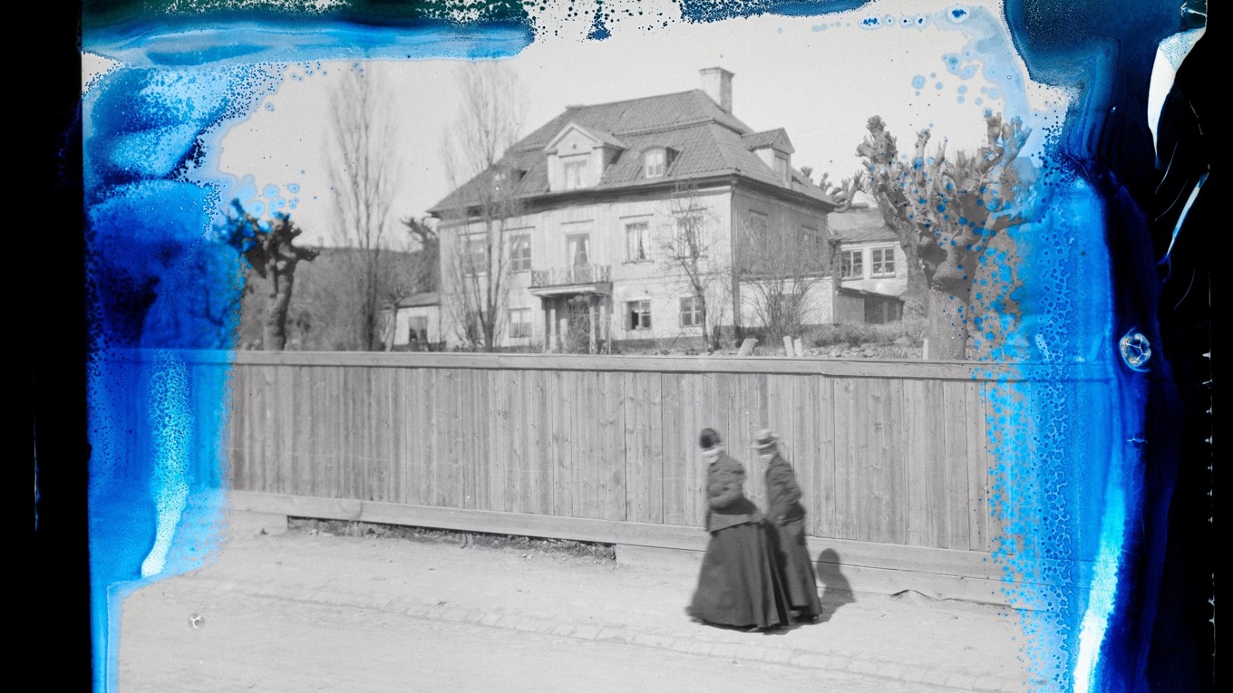 Fotografierna visar bland annat vardagsögonblick från olika platser i Norden. Bild av Malmgårdsvägen i Stockholm, tagen av Gustaf Petterson (1855–1933). Foto: Gustaf Petterson, Nordiska museet